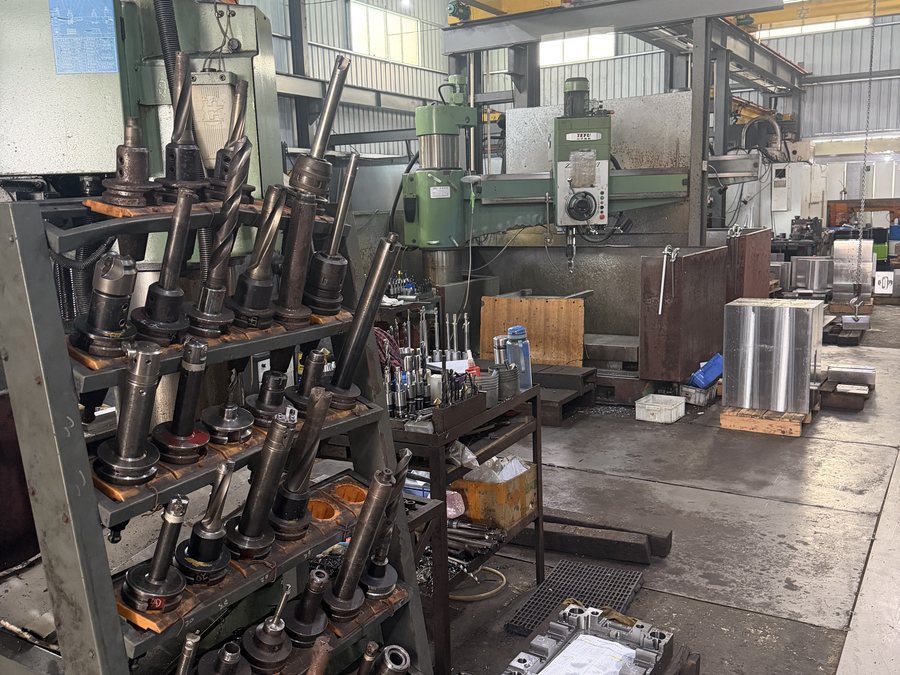 Deep-hole drilling and heavy boring bars set up on a machine