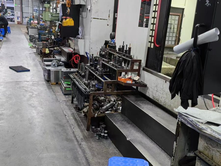 Large double-column machine with its tool post and tooling